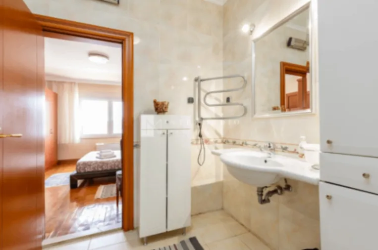 Izdavanje, jednosoban stan, 92m², Centar, Herceg Novi