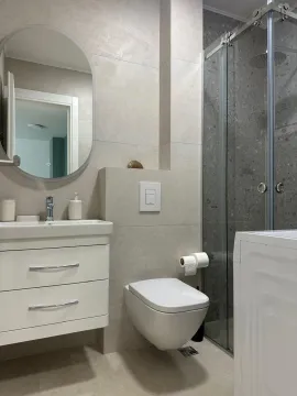 Moderno opremljeno kupatilo sa tuš kabinom, umivaonikom i ugradnom sanitarijom. - image 5