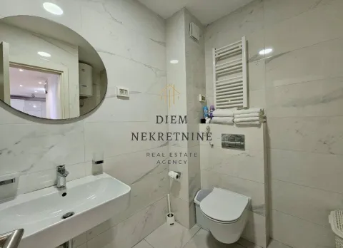 Moderne opremljeno kupatilo sa umivaonikom i wc šoljom. - image 13