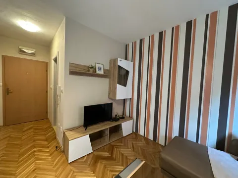 Izdavanje, garsonjera, 29m², Podkošljun, Budva - image 1