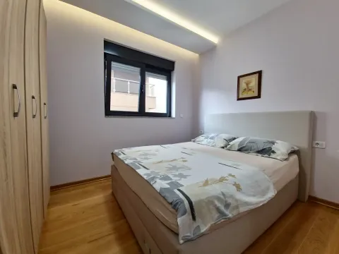 Spavaća soba sa bračnim krevetom, drvenim ormarom i prozorom. - image 4