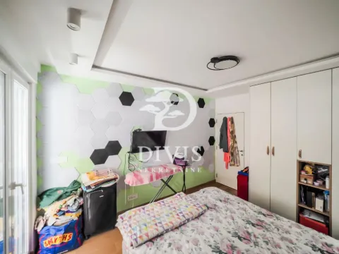 Spavaća soba sa bračnim krevetom, belim plakarom i zidnim panelima u obliku saća. - image 14