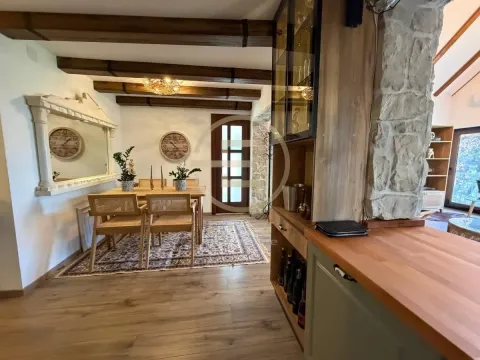 Pogled iz kuhinje prema trpezariji sa drvenim nameštajem i detaljima od kamena. - image 32