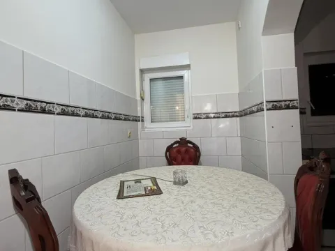 Izdavanje, četvorosoban stan, 120m², Škaljari, Kotor - image 9