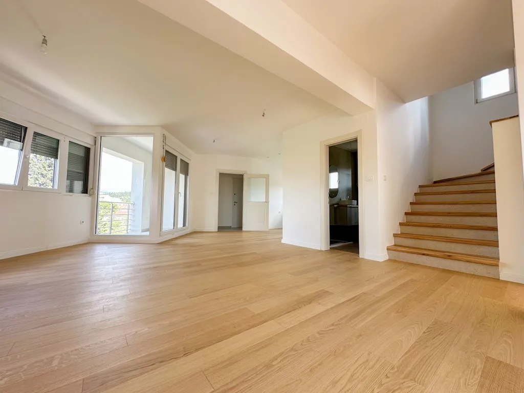 Prodaja, četvorosoban stan, 160m², Drač, Podgorica