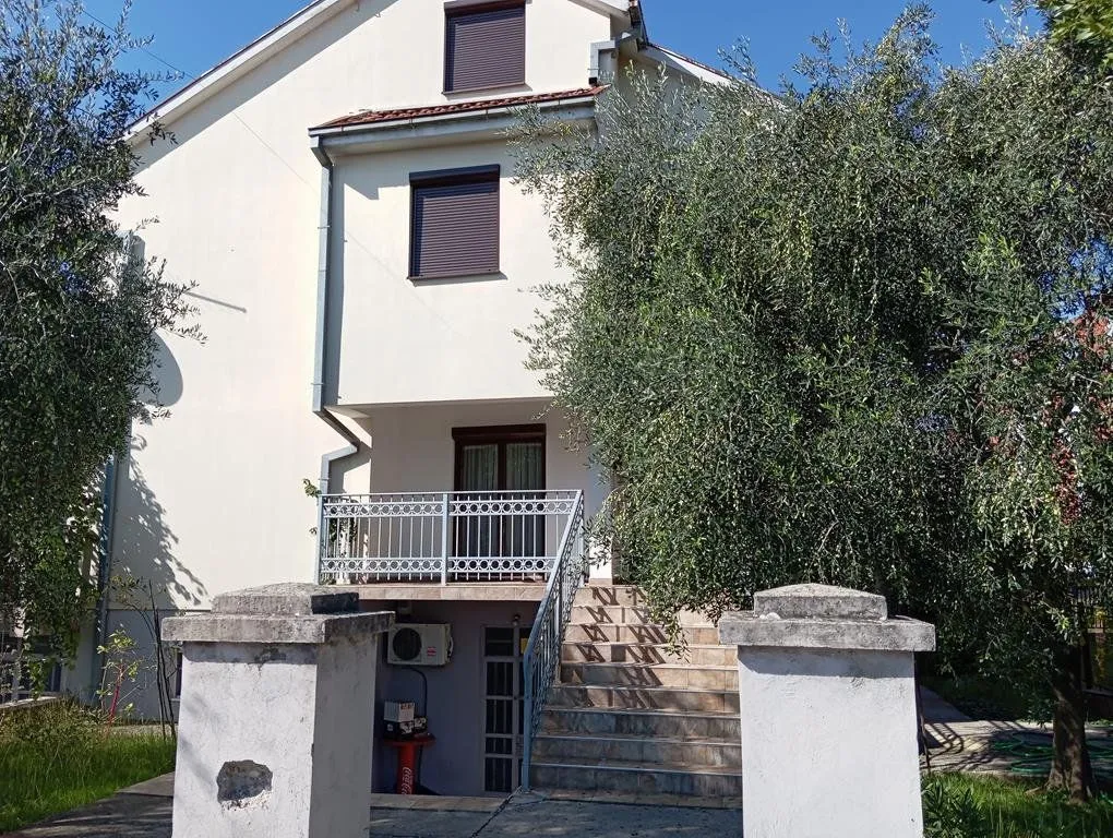 Rent, house, 250m², Gorica C, Podgorica