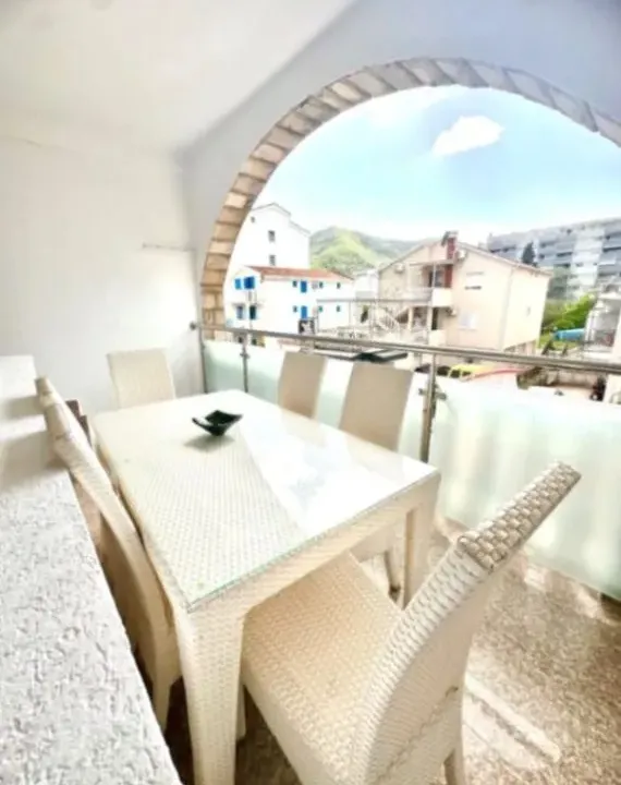 Izdavanje, dvosoban stan, 60m², Budva, Crna Gora