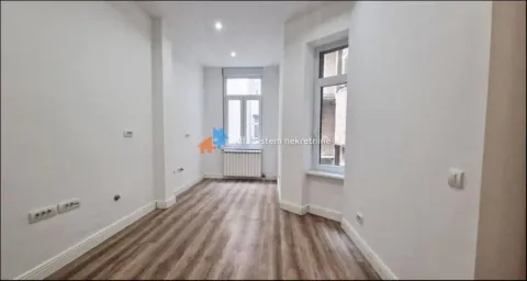 Prazna svetla prostorija sa drvenim podom i prozorima. - image 18