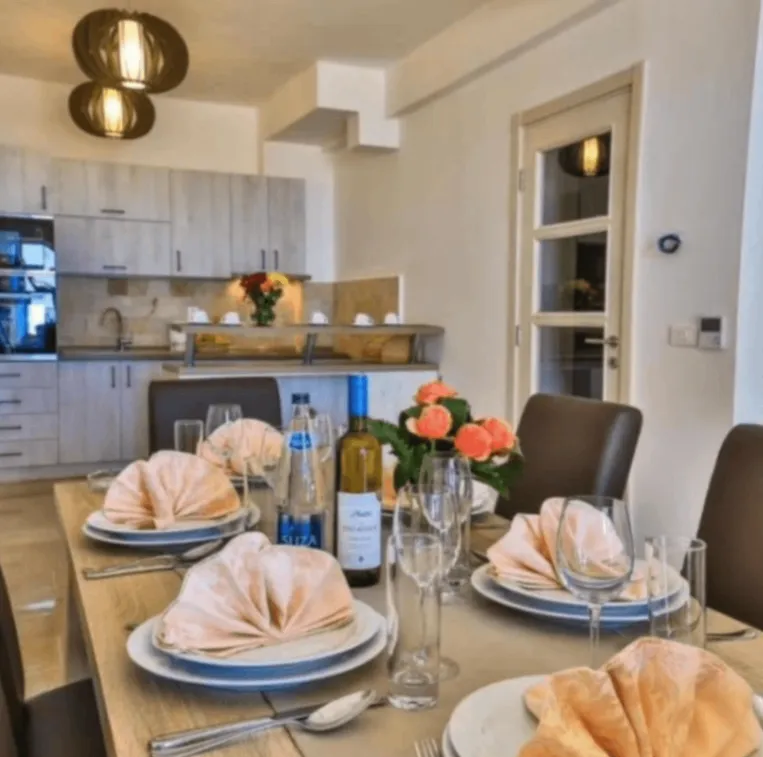 Izdavanje, kuća, 130m², Reževići, Budva