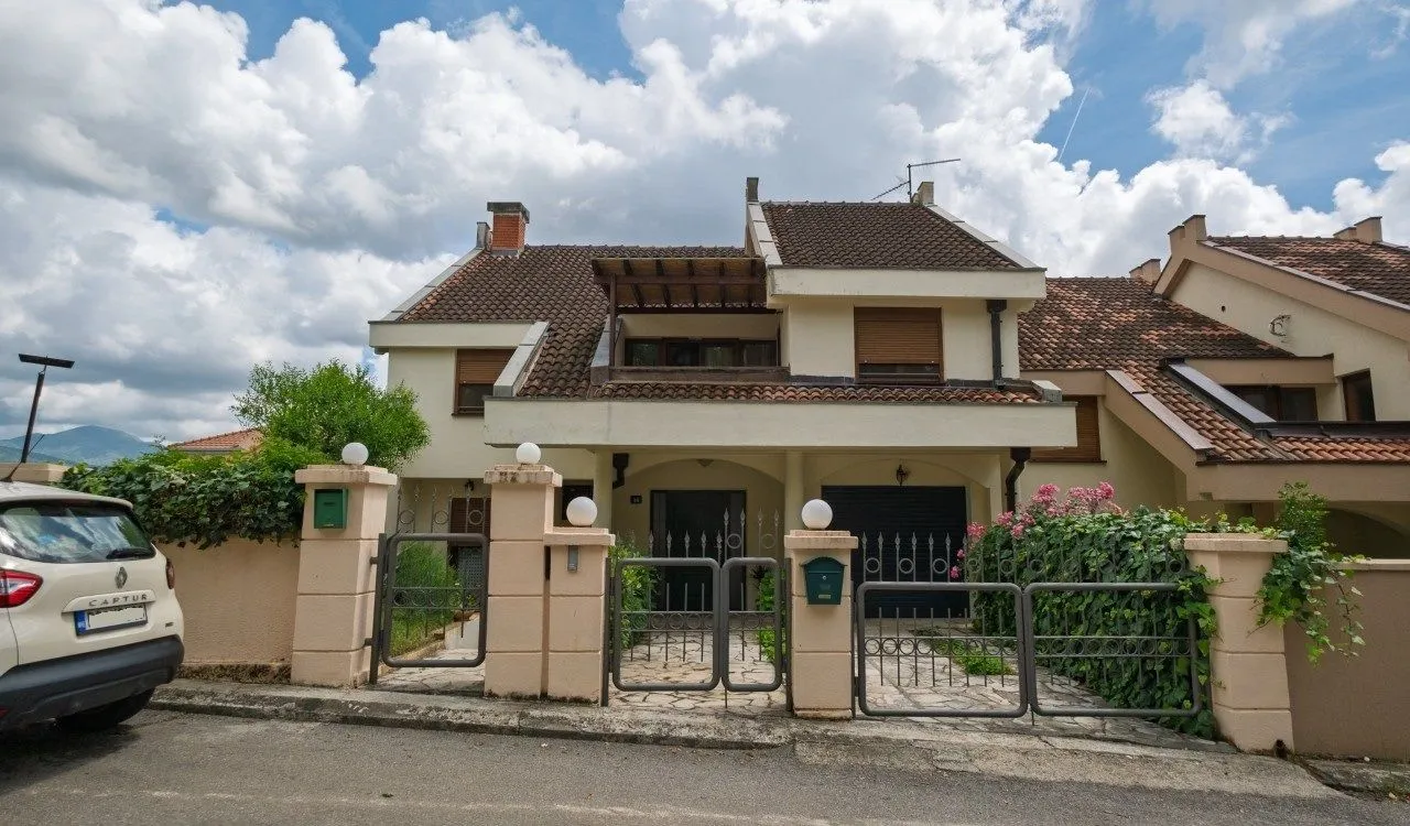 Rent, house, 280m², Gorica C, Podgorica
