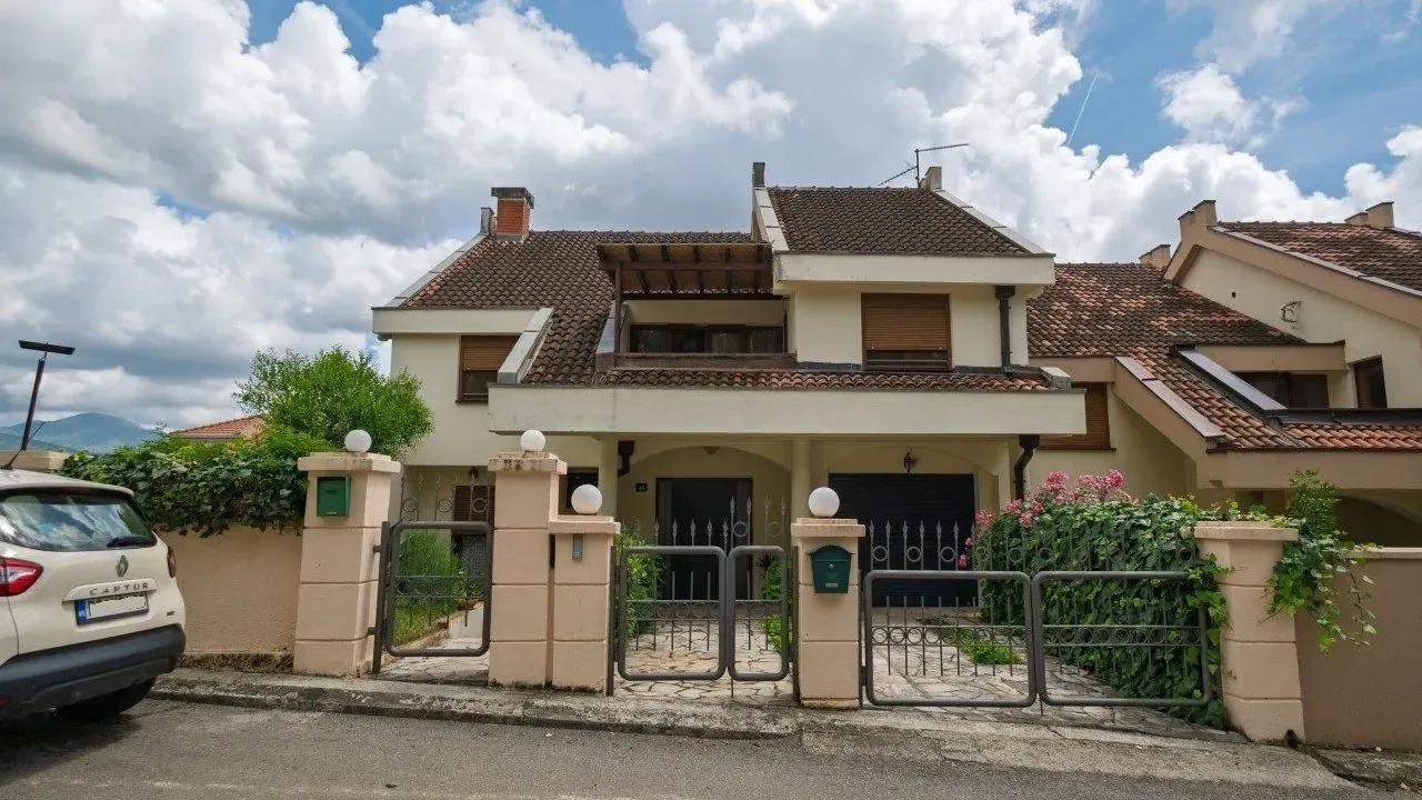 Rent, house, 280m², Gorica C, Podgorica