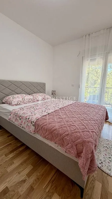 Bright bedroom with a double bed and access to the terrace.