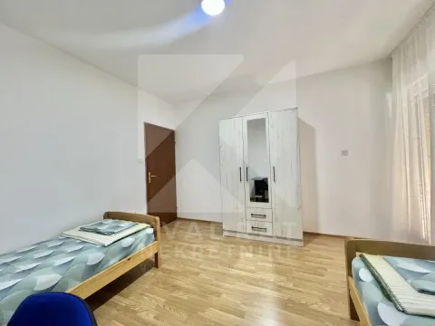 Spavaća soba sa dva kreveta i garderoberom. - image 7