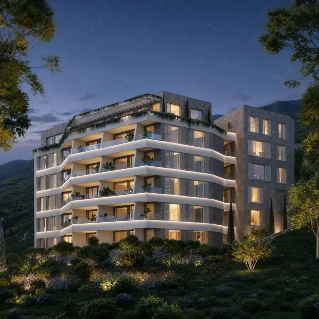 Noćni prikaz moderne stambene zgrade sa terasama i osvjetljenjem.