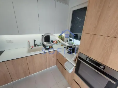 Moderna kuhinja sa ugradnim elementima i sudoperom pored prozora. - image 20