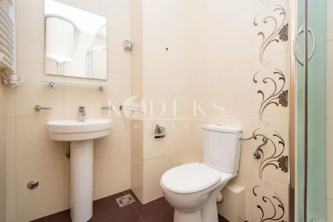 Kupatilo opremljeno umivaonikom, WC šoljom i tuš kabinom. - image 6