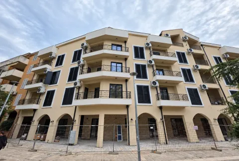 Fasada moderne stambene zgrade sa terasam i klima uređajima. - image 17