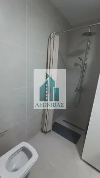 Kupatilo opremljeno tuš kabinom i sanitarijama. - image 15
