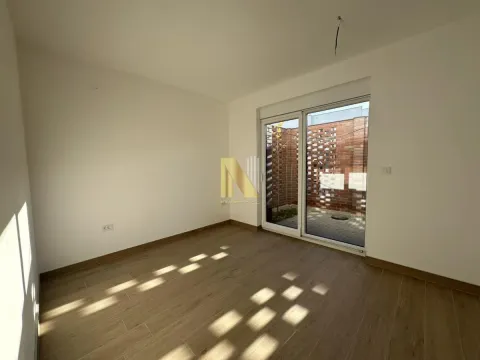 Prazna soba sa laminatom i izlazom na terasu. - image 18