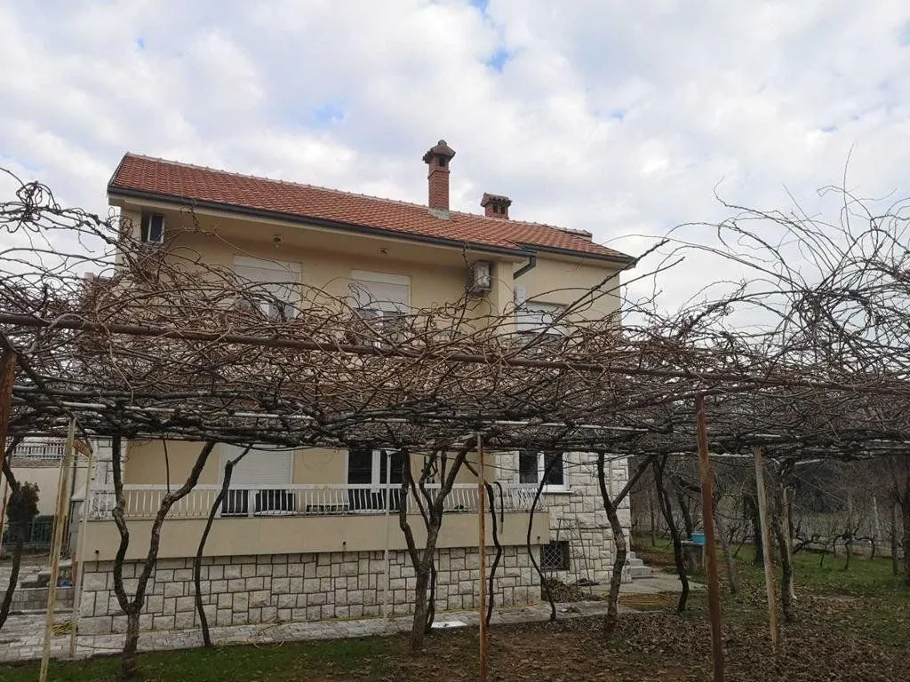 Izdavanje, stan, 350m², Vranići, Podgorica