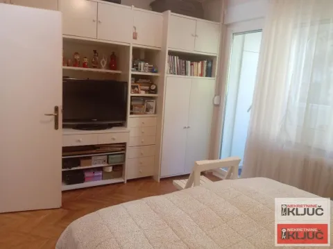 Nameštena spavaća soba sa velikim garderoberom, TV-om i izlazom na terasu. - image 12