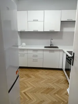 Moderna bijela kuhinja sa drvenim podom od riblje kosti. - image 3