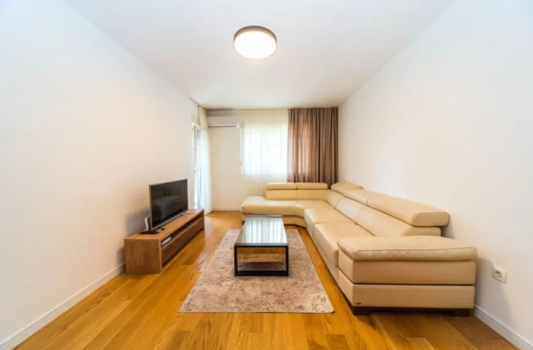 Izdavanje, jednosoban stan, 70m², Central Point, Podgorica