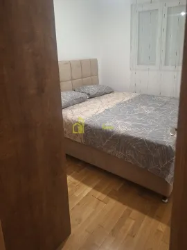 Spavaća soba sa bračnim krevetom i drvenim podom. - image 8