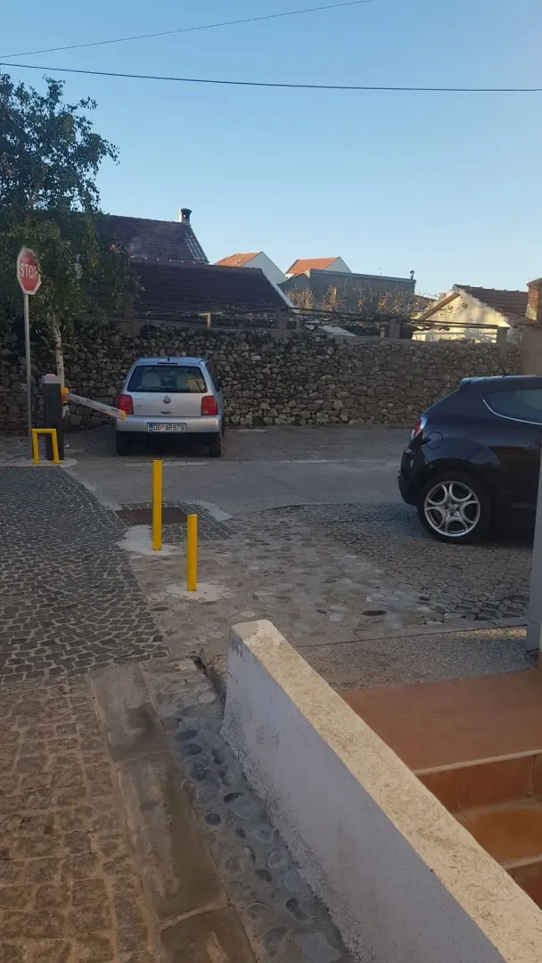 Dvorište i parking prostor ispred objekta.
