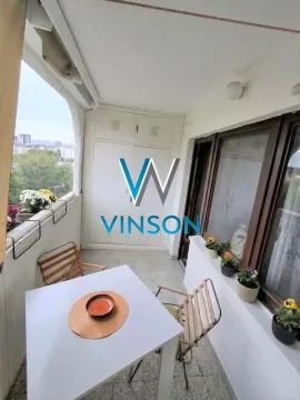 Zastakljeni balkon sa stolom, stolicama i ugrađenim plakarom. - image 2