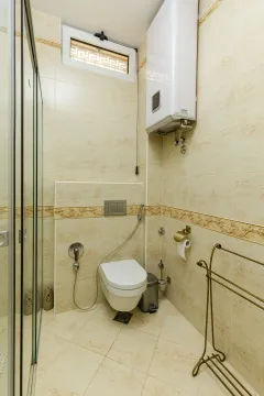 Kupatilo opremljeno toaletom, tuš kabinom i bojlerom. - image 32