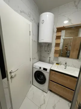 Kupatilo sa umivaonikom, veš mašinom i bojlerom. - image 12