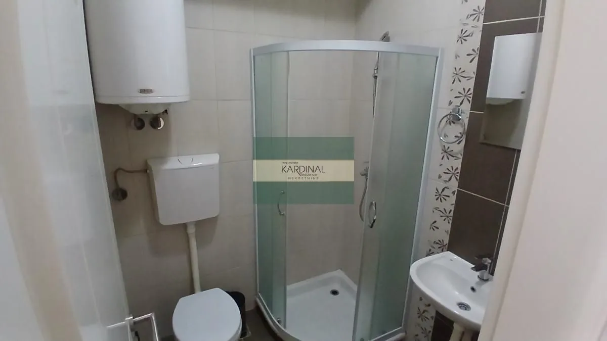 Kupatilo opremljeno tuš kabinom, WC šoljom, umivaonikom i bojlerom.