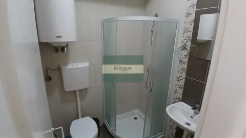 Kupatilo opremljeno tuš kabinom, WC šoljom, umivaonikom i bojlerom. - image 7
