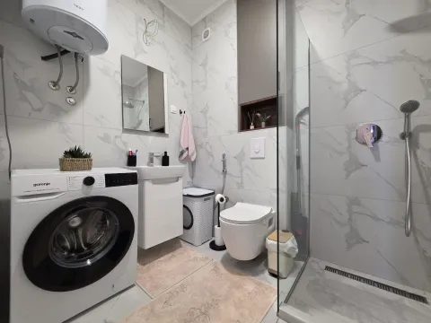 Moderno opremljeno kupatilo sa tuš kabinom i veš mašinom. - image 14