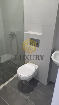 Savremeno opremljeno kupatilo sa tuš kabinom i sanitarijama. - image 8