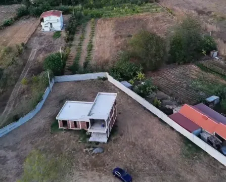 Pogled iz vazduha na kuću u izgradnji sa prostranim dvorištem i ogradom. - image 4