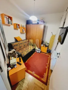 Manja soba sa krevetom, ormarom i policama. - image 10