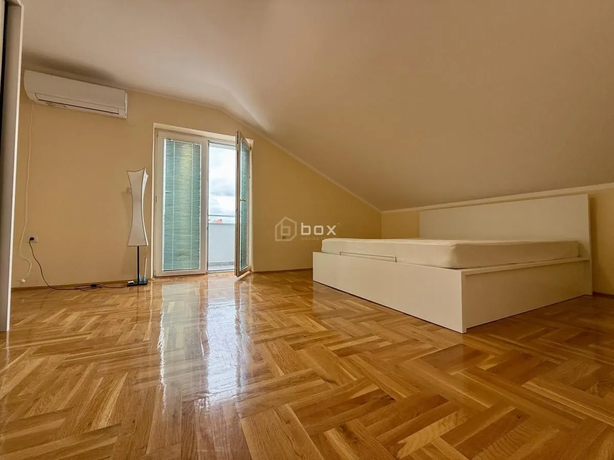Attic bedroom with a double bed and access to the terrace.