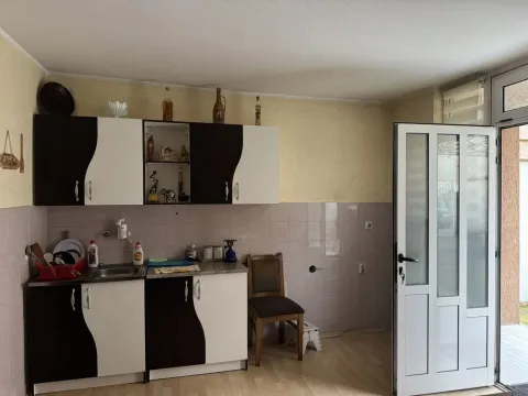 Jednostavna kuhinja sa crno-bijelim elementima i izlazom na terasu. - image 15