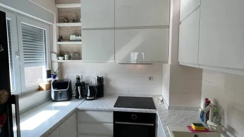 Moderna bijela kuhinja sa ugrađenom pločom za kuhanje i elementima. - image 5