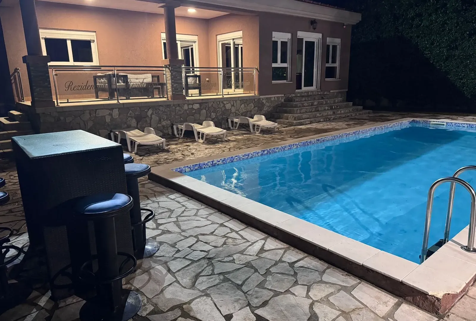 Izdavanje, kuća, 330m², Golubovci, Podgorica