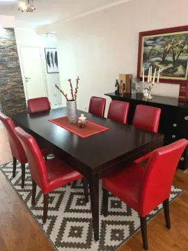 Trpezarija sa velikim stolom i crvenim stolicama. - image 4