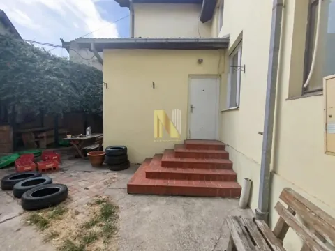 View of the courtyard and the house entrance. - image 21