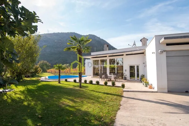 Izdavanje, kuća, 250m², Tološi, Podgorica