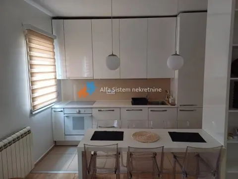 Kuhinja sa belim elementima i trpezarijskim stolom. - image 2