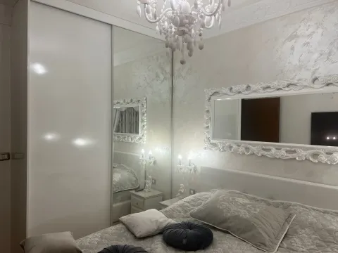 Svijetla i uređena spavaća soba sa bračnim krevetom, velikim garderoberom sa ogledalom i ukrasnim lusterom. - image 3