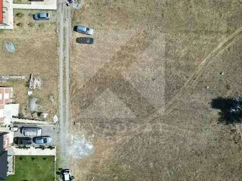 Pogled iz vazduha na zemljište i okolni teren. - image 3