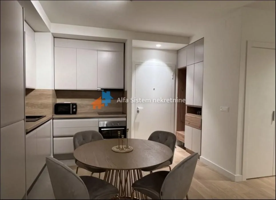 Izdavanje, trosoban stan, 74m², Savski Venac, Beograd