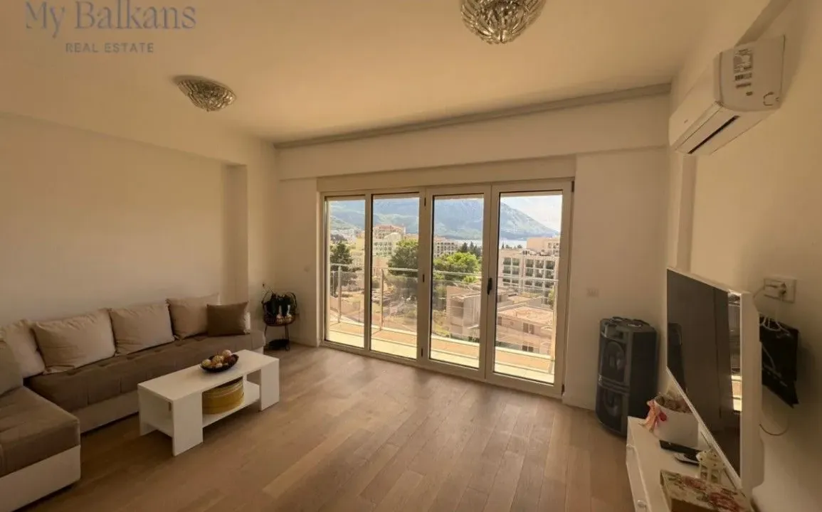 Izdavanje, trosoban stan, 90m², Bečići, Budva